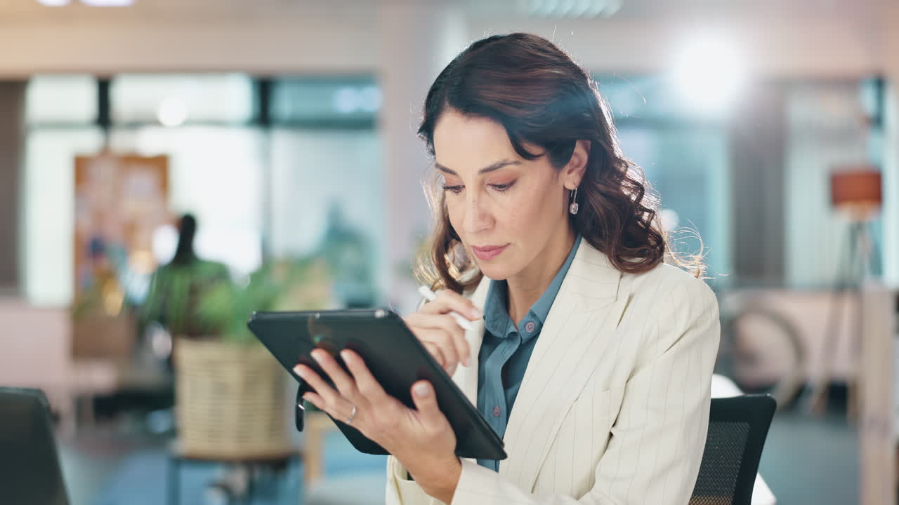 mujer de negocios trabajando en una tableta en la oficina