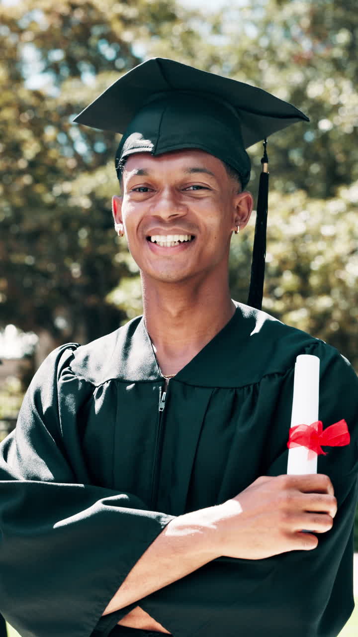 Jovem feliz com capelo e beca de formatura segurando diploma