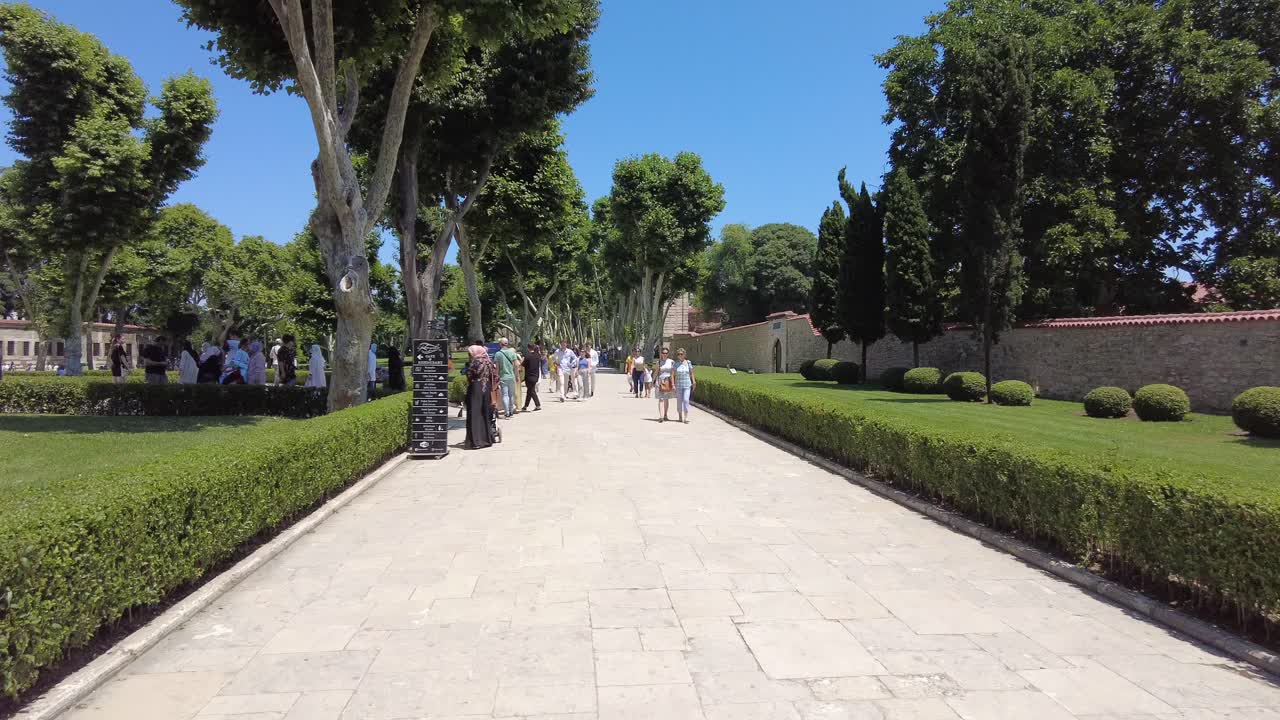 camino del parque con personas que caminan y árboles exuberantes en estambul