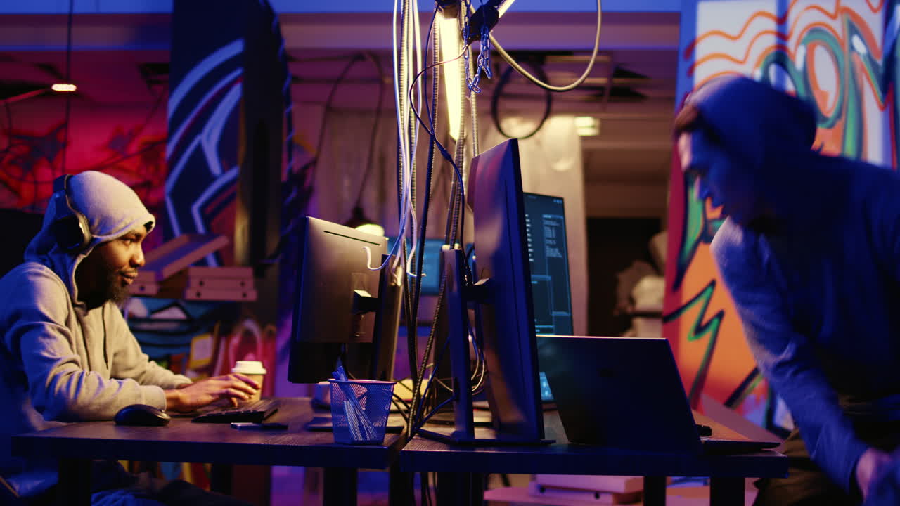 Hacker ankommer i underjordisk HQ