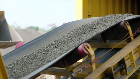 feeder supplies aggregate from the cold bin to the dryer via a conveyor belt