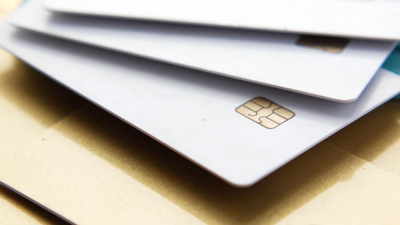 tarjetas de crédito apiladas en la billetera