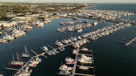 barco llegando al club de vela fremantle en la ciudad de perth, australia occidental al atardecer