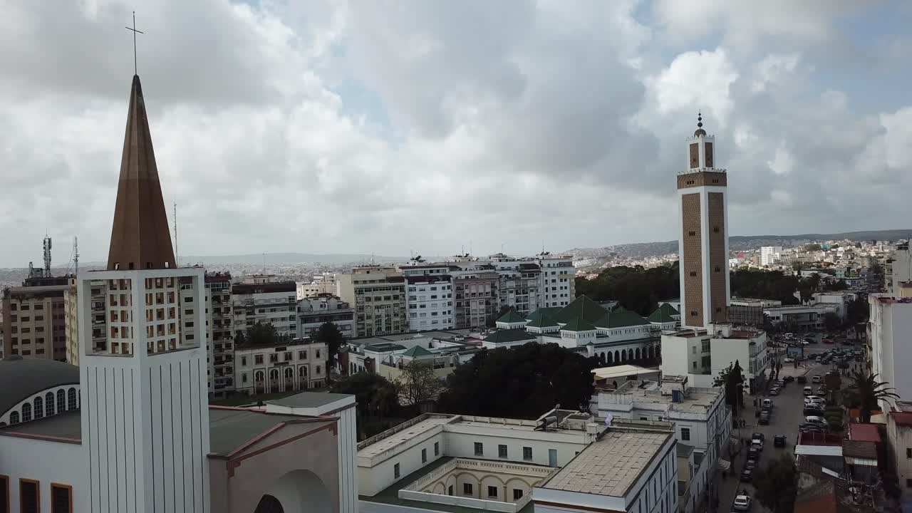 Fas'ın Tanca şehrinde yan yana duran bir cami minaresi ve kilise kulesinin sinematik drone çekimi, dini hoşgörü ve bir arada yaşamı simgeliyor.