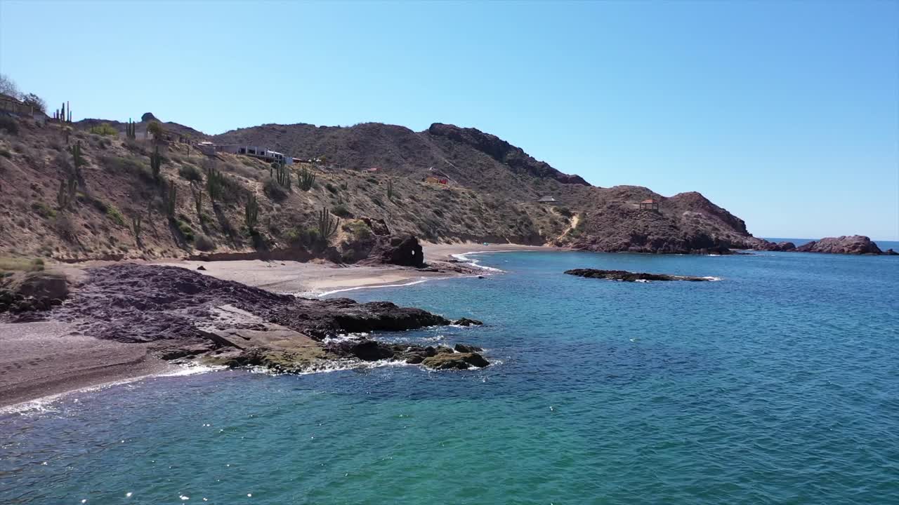 vuelo bajo de drones en la mañana de la playa de colorado