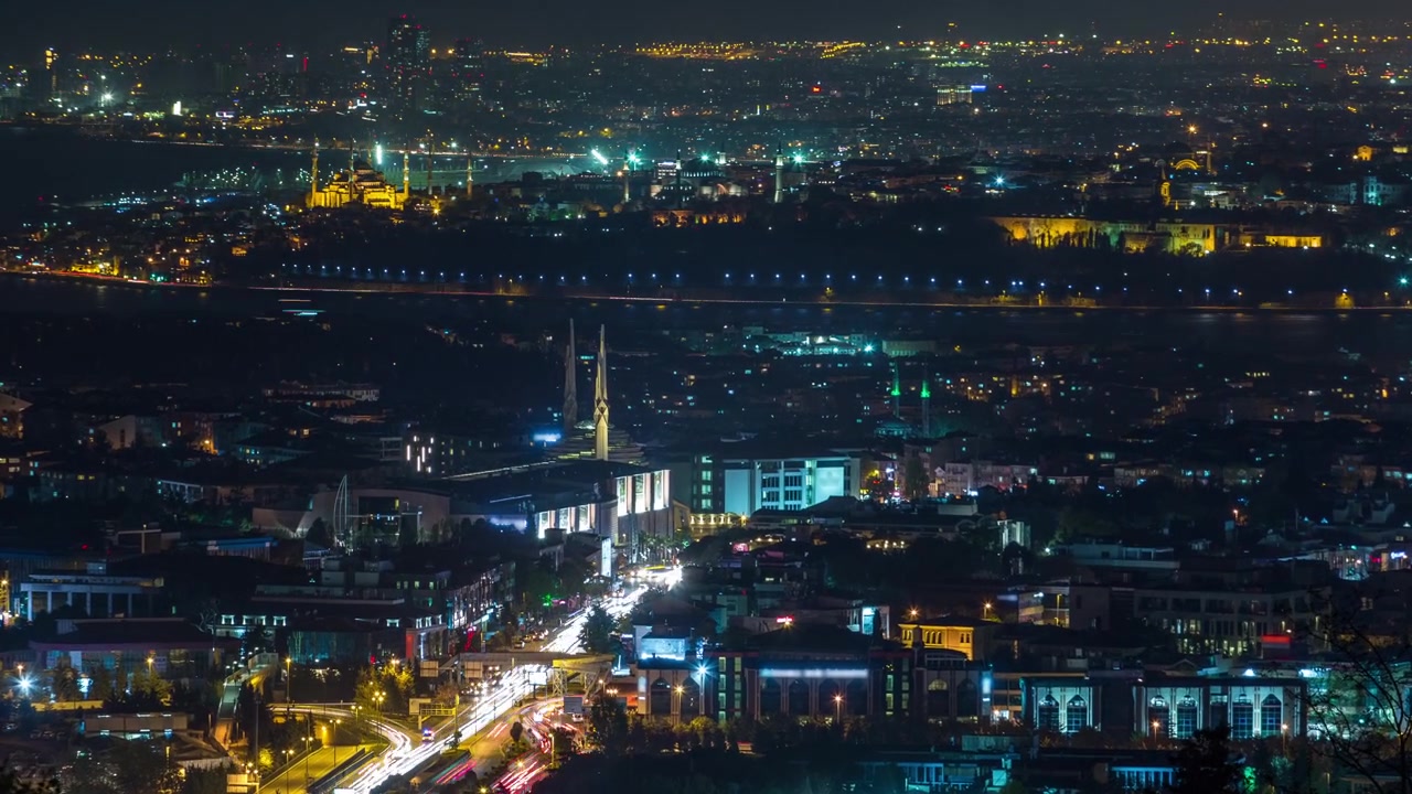 Istanbuls klassiske natteskyline, timelapse-optagelse, udsigt over Bosporusstrædet fra Camlica-bakken. Marmara Universitets Erhvervsskole for Teologi. Blåt vand i Bosporusstrædet med skib. Trafik på vejene.