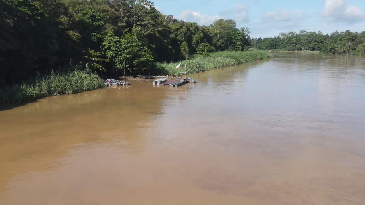 vista aérea del muelle vacío en el río kinabatangan