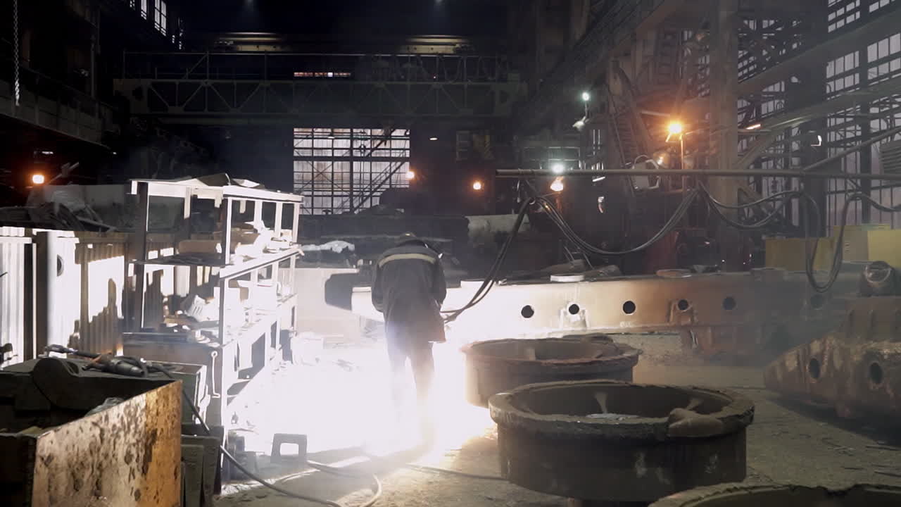 escena de soldadura industrial en una fábrica