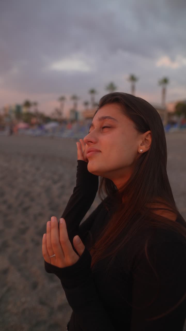 mujer en la playa al atardecer