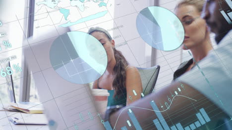 animación de una interfaz infográfica iluminada sobre diversos compañeros de trabajo que comparten ideas en la oficina