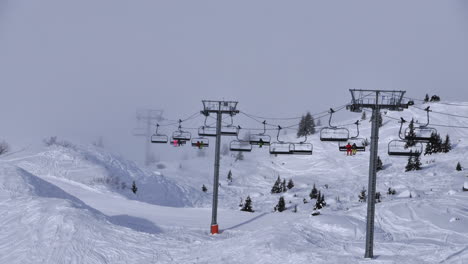 Time-lapse-De-Un-Telesilla-De-Esquí-Con-Nubes-En-Movimiento-En-Los-Alpes-Franceses,-En-La-Localidad-De-Meribel