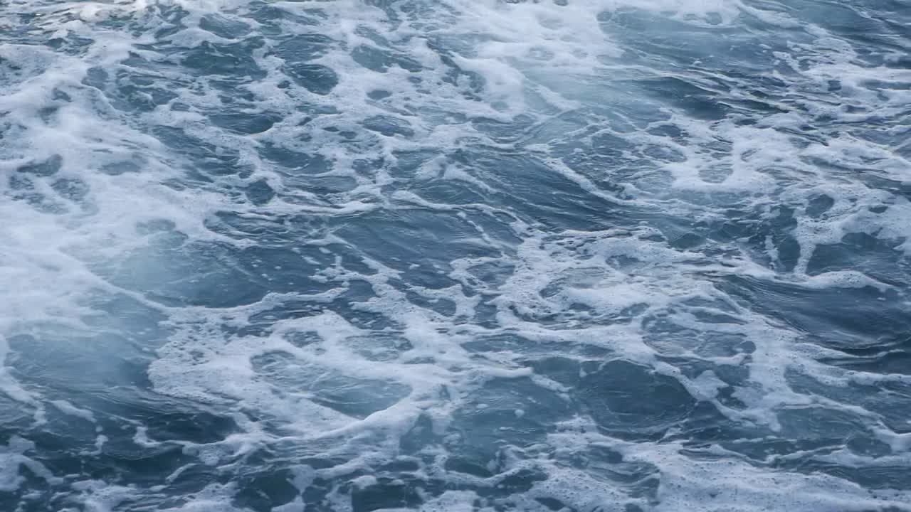 Primo piano di onde del mare con schiuma