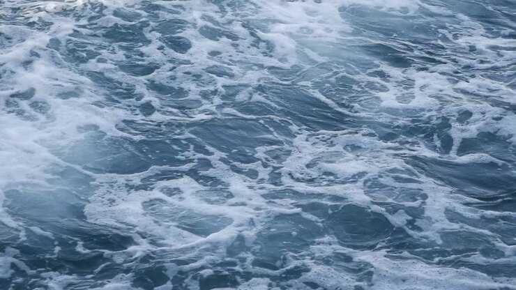 Primo piano di onde del mare con schiuma