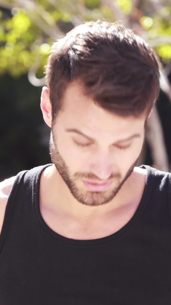 잘생긴 조거가 달리기 전에 스트레칭을 하고 있다