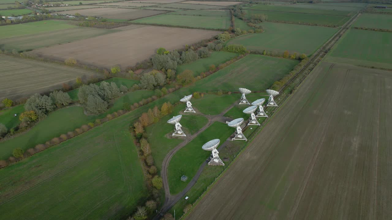 캠브리지 시골에 있는 멀라드 므라오 전파 천문대 망원경 클러스터 위로 떠오르는 공중 전망