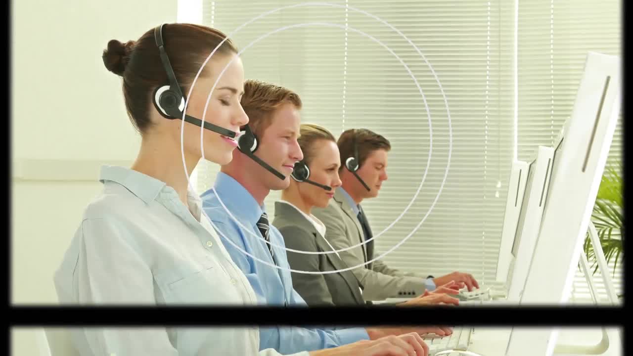 휴대폰 헤드 ⁇ 을 착용 한 사업가 들 위 에 움직이는 스크린 과 원 의 애니메이션