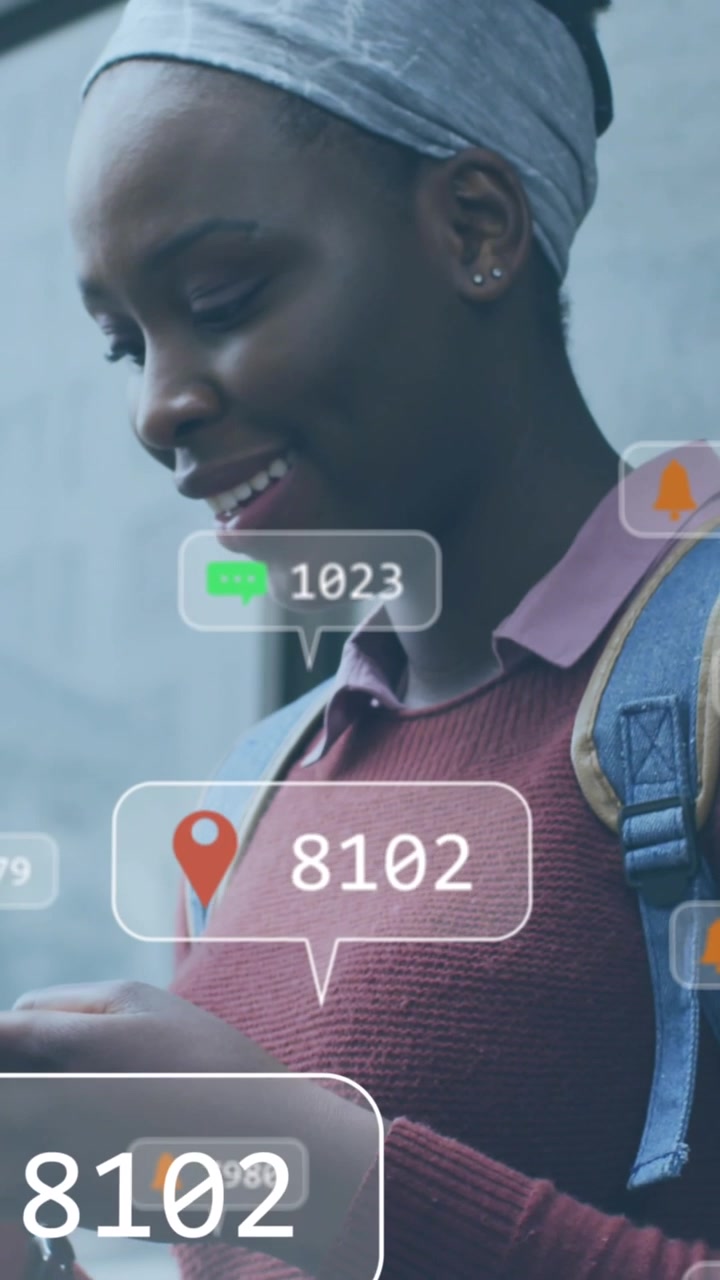 Animazione di icone di social media su una donna afroamericana che usa lo smartphone all'aperto.