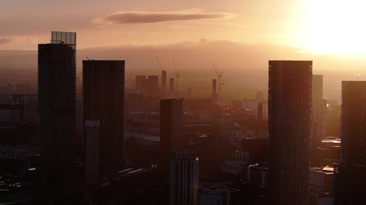 Amanece sobre Deansgate Square, un complejo residencial de rascacielos en el extremo sur del centro de Mánchester, Reino Unido. Se llaman North, West, South, East, The Blade, Beetham Tower y Three60