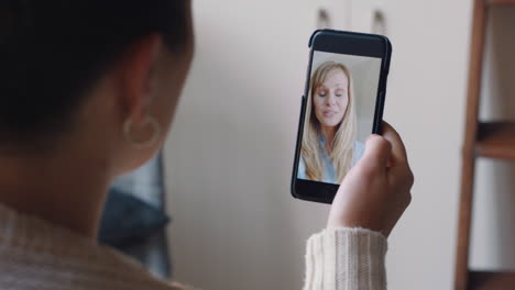 Mujer-Joven-Teniendo-Video-Chat-Usando-Un-Teléfono-Inteligente-En-Casa-Charlando-Con-Un-Amigo-Disfrutando-De-Una-Conversación-Compartiendo-Su-Estilo-De-Vida-En-Un-Teléfono-Móvil