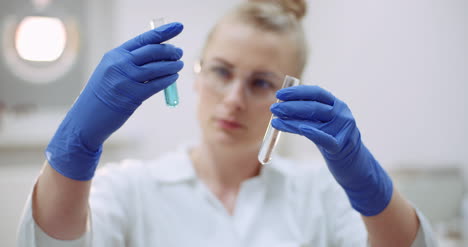 retrato de una científica con una pipeta analiza un líquido para extraer el adn en el laboratorio 1