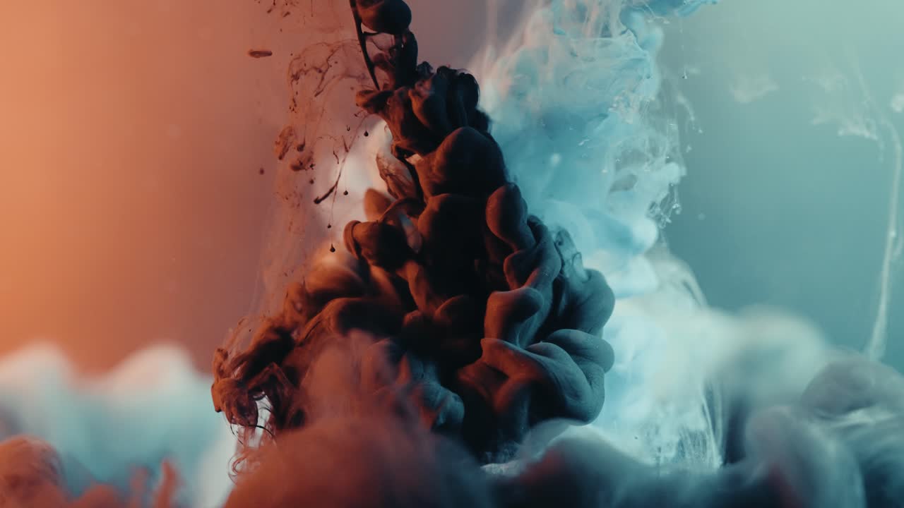 colores blanco y negro caídos en patrones de creación líquida