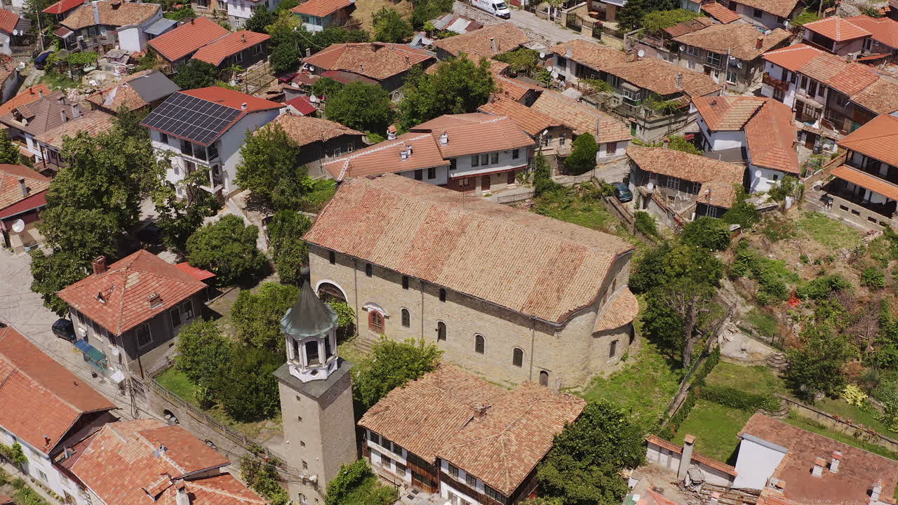 벨로 타르노보의 빨간 테라코타 지붕 거리 중 교회 탑