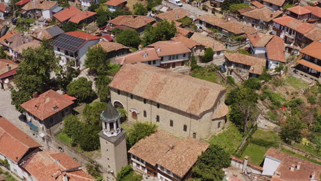 torre de la iglesia entre las calles cubiertas de terracota roja de veliko tarnovo