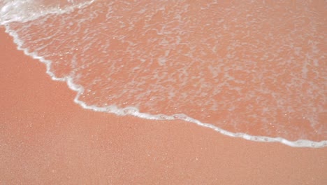 pequeñas olas que llegan a la playa en albufeira, portugal