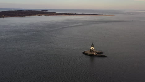 Una-Vista-Aérea-De-Long-Island-Sound-Con-Un-Faro-En-El-Extremo-Este-De-Orient-Point,-Nueva-York