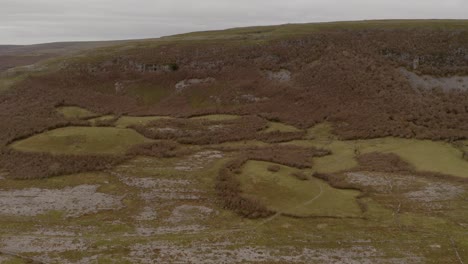 Filmische-Luftaufnahme-Von-Ackerland-Und-Burren-Kalkstein