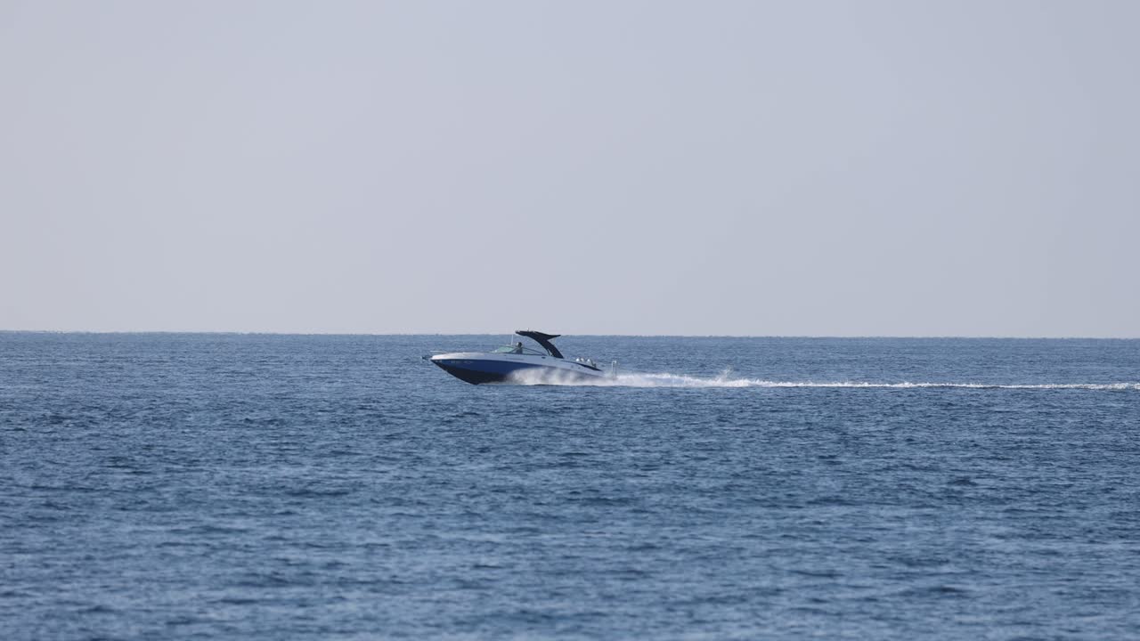 물 을 가로질러 빠르게 움직이는 스피드 보트