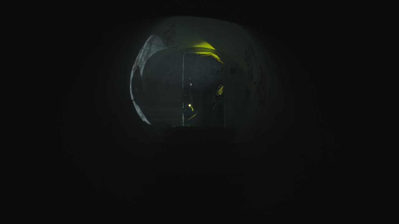 Ermittlung in einem dunklen Tunnel