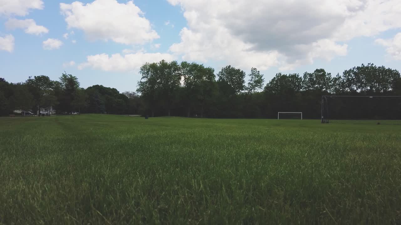 아름다운 날, 푹신한 구름이 교차하는 밝은 푸른 하늘