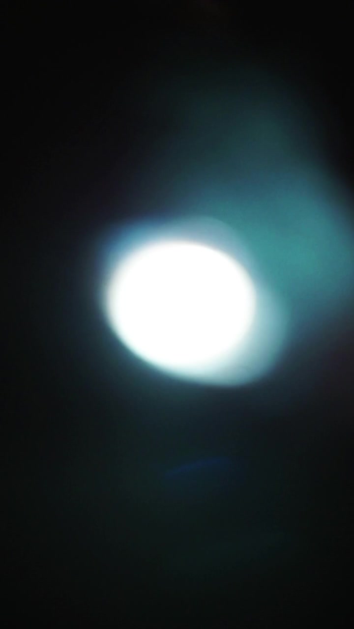 Perdite di luce astratte ed effetti bokeh su sfondo scuro.