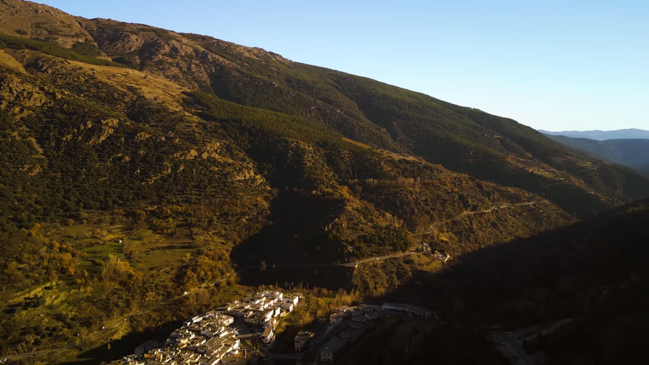 Vista Aérea Panorâmica de uma Vila Rural de Montanha em um Vale.