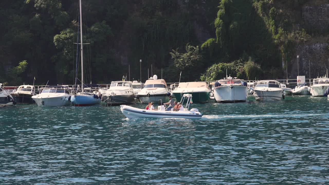 Turisti che si godono un giro in barca a Sorrento