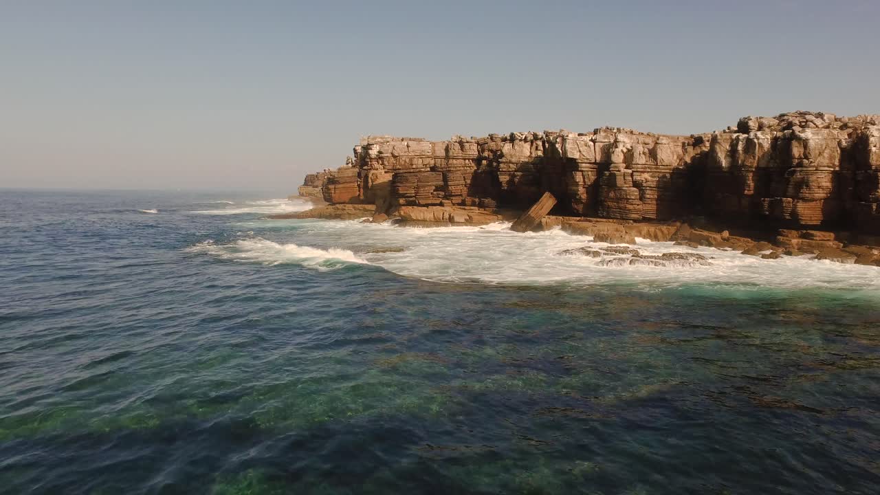 acantilados costeros y olas
