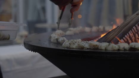 Toma-En-Cámara-Lenta-De-Alimentos-Crudos-Cocinados-En-Una-Chimenea-Abierta