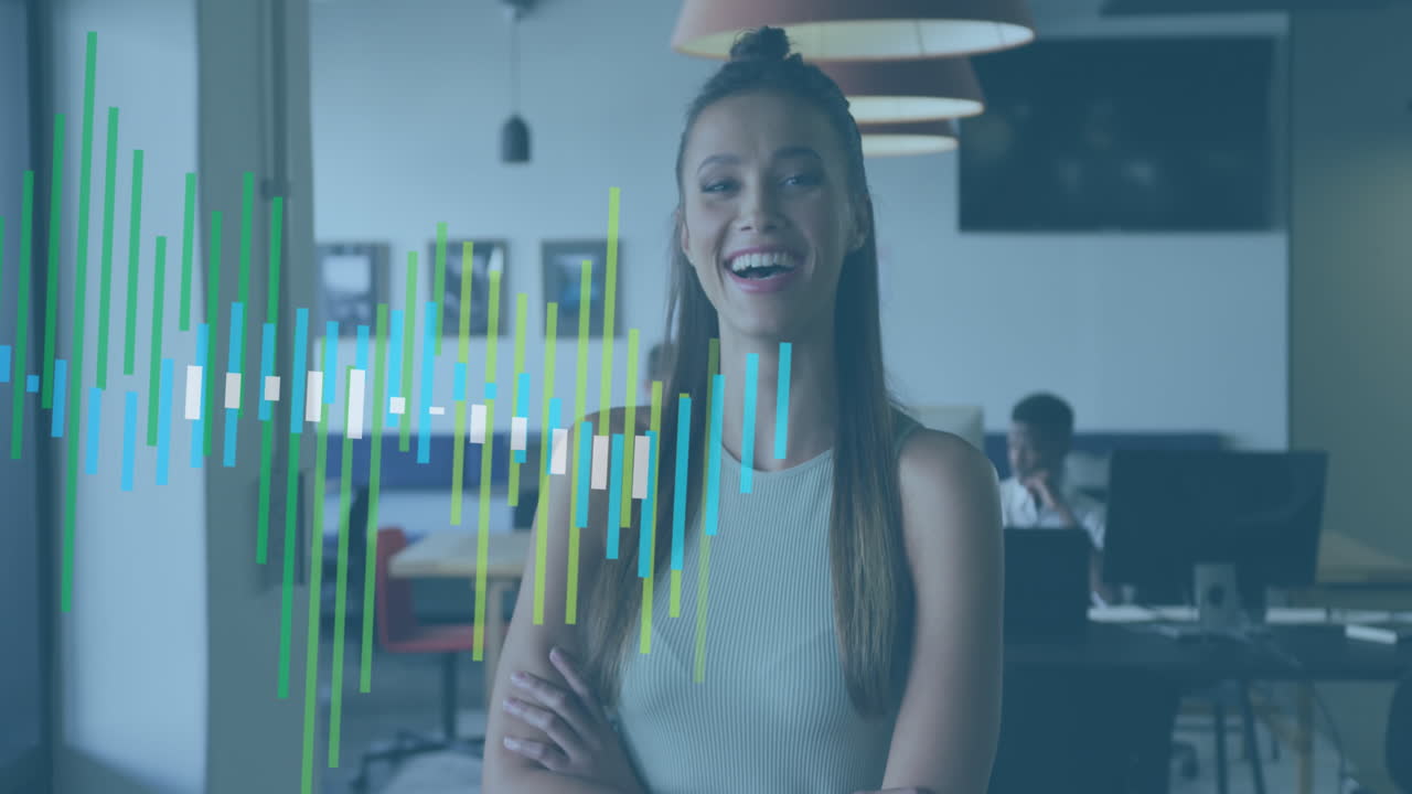 animação do processamento de dados estatísticos contra o retrato de uma mulher caucasiana sorrindo no escritório