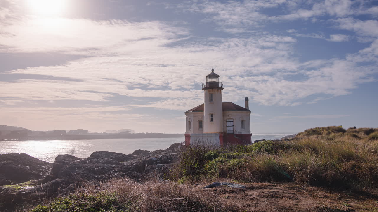 Faro storico del fiume Coquille a Bandon, costa dell'Oregon.