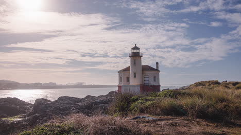 historischer leuchtturm am coquille river in bandon, küste von oregon