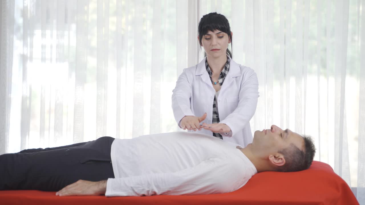 el ser humano en terapia con bioenergía.