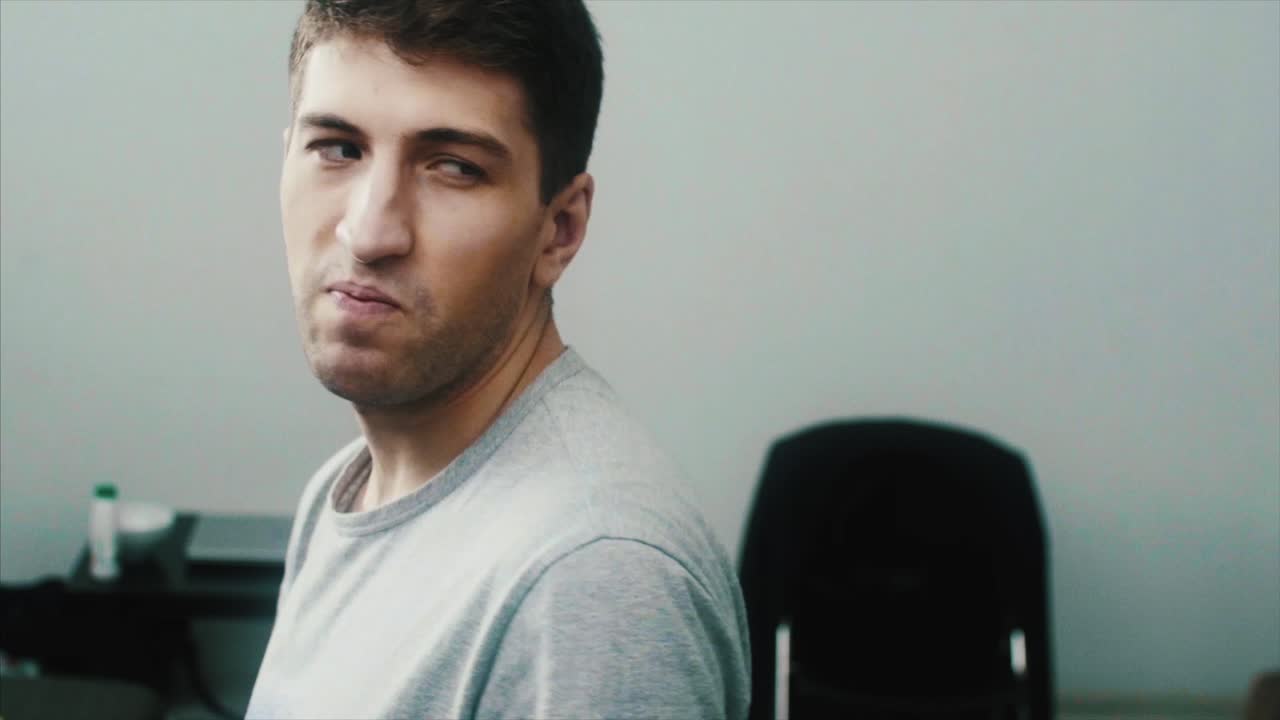 Uomo con un'espressione scontenta
