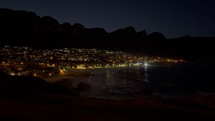 Camps Bay e le Montagne dei Dodici Apostoli all'alba.