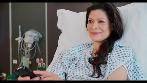 Paciente-Femenina-En-La-Cama-De-Un-Hospital-Viendo-La-Televisión.