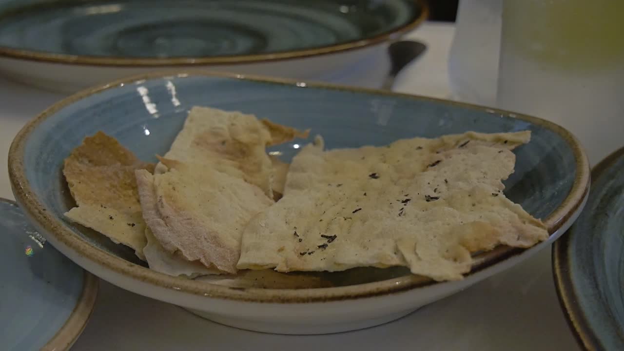 pan carasau con hierbas en un restaurante italiano