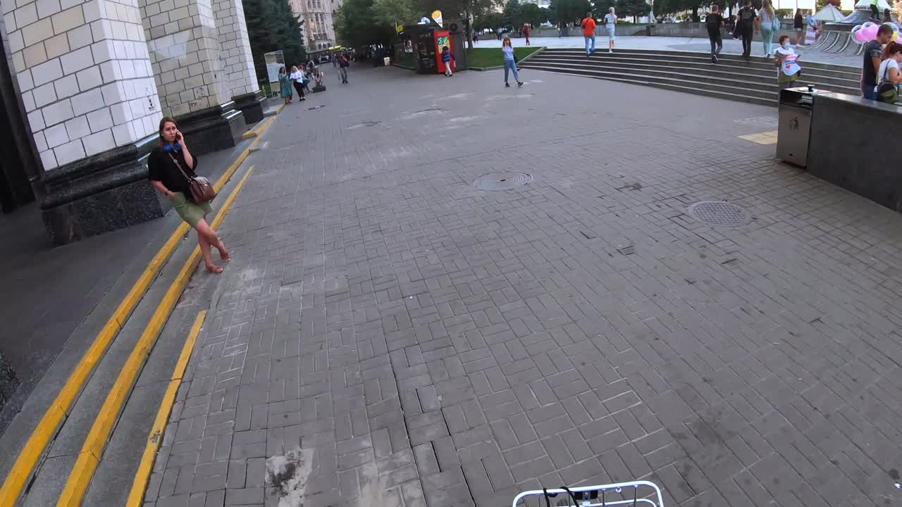 escena callejera de la ciudad con peatones y un cochecito para bebés