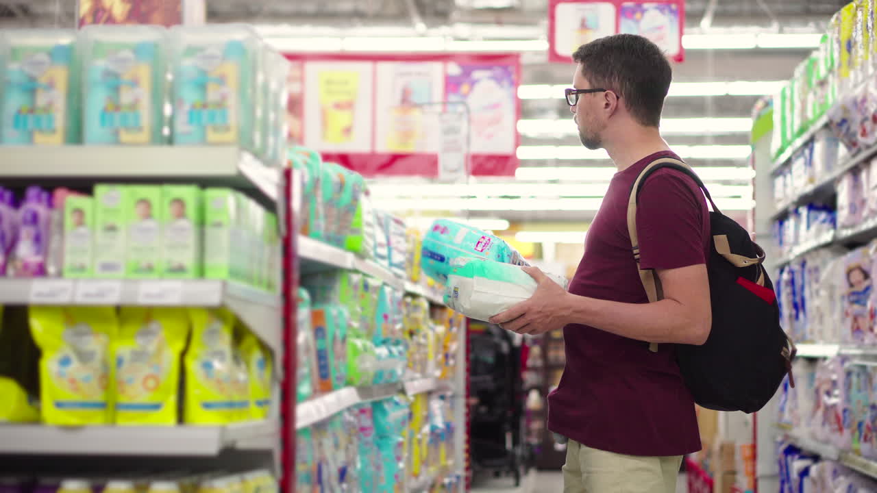 hombre comprando pañales para bebés en un supermercado