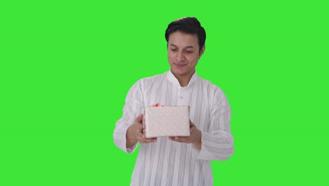 Glücklicher-Indischer-Mann,-Der-Ein-Geschenk-Erhält,-Grüner-Bildschirm