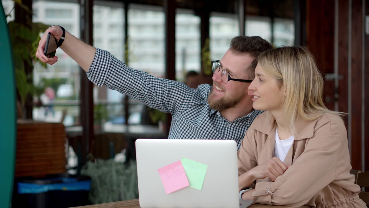 pareja trabajando juntos en un café